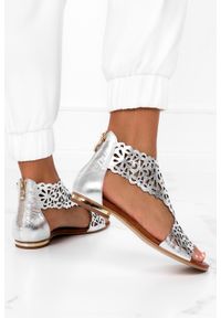 Casu - Srebrne sandały ażurowe płaskie zabudowane z zamkiem na pięcie polska skóra casu 2699-0. Zapięcie: zamek. Kolor: srebrny. Materiał: skóra. Wzór: ażurowy #1