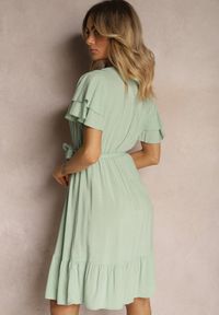 Renee - Zielona Bawełniana Sukienka o Rozkloszowanym Kroju z Falbanką i Gumką w Talii Zilpia. Kolor: zielony. Materiał: bawełna