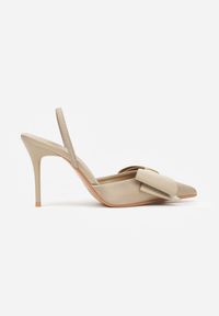 Renee - Ciemnobeżowe Sandały Satynowe na Szpilce Slingback Ozdobione Kokardą Daemoris. Okazja: na imprezę. Zapięcie: sprzączka. Kolor: beżowy. Materiał: satyna. Wzór: aplikacja. Obcas: na szpilce. Styl: elegancki #4