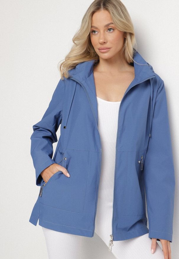 Born2be - Niebieska Kurtka Typu Wiatrówka z Odpinanym Kapturem Ndivoria. Okazja: na co dzień, na spacer. Kolor: niebieski. Materiał: jeans. Styl: sportowy, casual