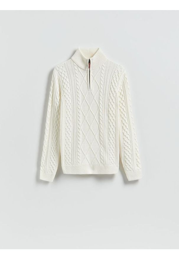 Reserved - Golf z warkoczowym splotem - złamana biel. Typ kołnierza: golf. Materiał: dzianina, bawełna. Wzór: ze splotem