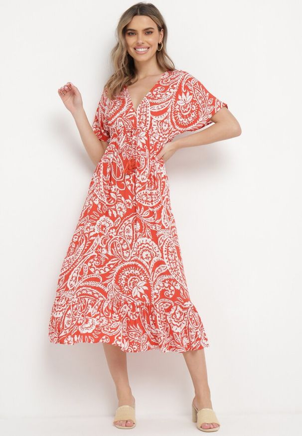 Born2be - Czerwona Sukienka W stylu Boho z Gumką w Pasie i Chwostami Wornima. Kolor: czerwony. Styl: boho
