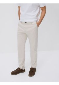 Reserved - Spodnie chino slim - beżowy. Kolor: beżowy. Materiał: tkanina, bawełna