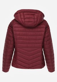 Renee - Bordowa Przejściowa Kurtka Pikowana z Kapturem z Możliwością Odpięcia Pretiga. Okazja: na spacer. Typ kołnierza: kaptur. Kolor: czerwony. Materiał: nylon, jeans #2