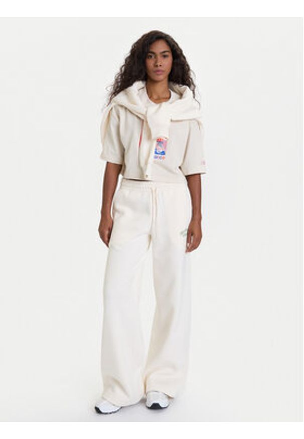 New Balance Spodnie dresowe WP53902 Biały Relaxed Fit. Kolor: biały. Materiał: syntetyk, bawełna