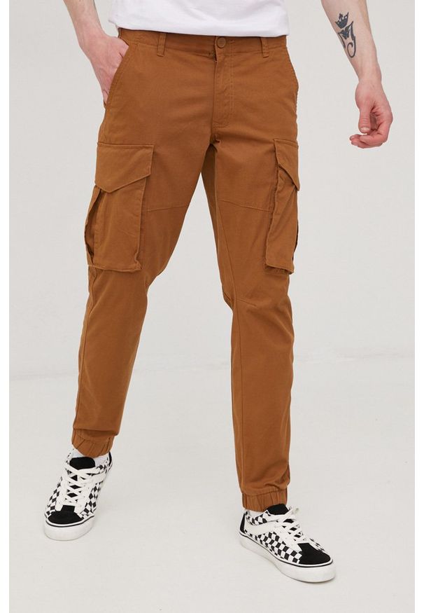 Only & Sons spodnie męskie kolor brązowy w fasonie cargo. Okazja: na co dzień. Kolor: brązowy. Materiał: tkanina, bawełna. Wzór: gładki. Styl: casual