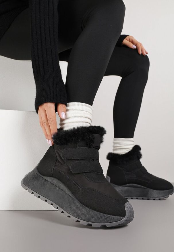Born2be - Czarne Sneakersy Śniegowce Vices na Grubej Podeszwie z Zapięciem na Rzep i Futrem Nelisella. Zapięcie: rzepy. Kolor: czarny. Materiał: futro. Wzór: aplikacja. Sezon: zima