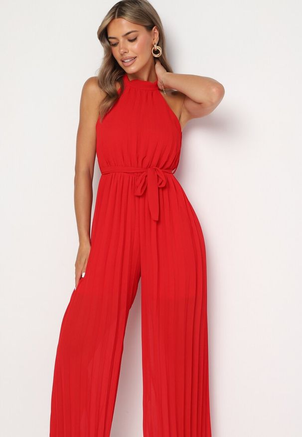 Born2be - Czerwony Taliowany Kombinezon z Dekoltem Typu Halter z Gumką w Pasie i Materiałowym Paskiem Xolefia. Okazja: na imprezę, na co dzień. Kolor: czerwony. Materiał: materiał. Styl: elegancki, casual