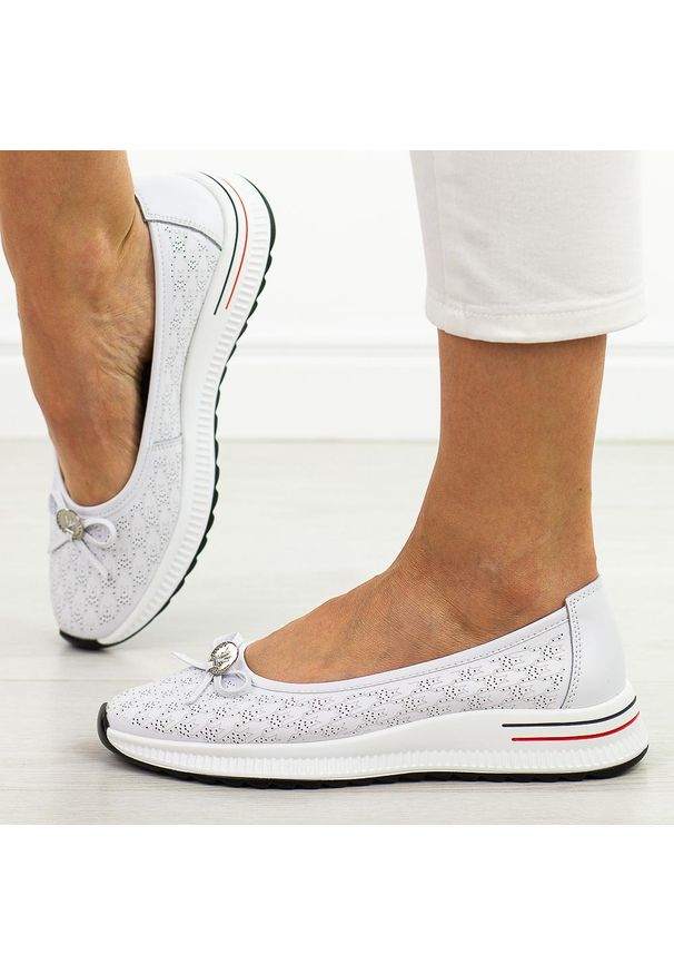 Białe skórzane baleriny damskie Filippo Dp6718/26. Okazja: na co dzień, na spacer. Nosek buta: okrągły. Kolor: biały. Materiał: skóra. Szerokość cholewki: normalna. Wzór: ażurowy. Sezon: wiosna, lato, jesień. Styl: casual, klasyczny, elegancki