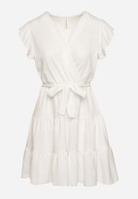 Born2be - Biała Kopertowa Sukienka Ozdobiona Falbanami i Paskiem Liliessa. Okazja: na co dzień. Typ kołnierza: dekolt w kształcie V. Kolor: biały. Wzór: aplikacja. Typ sukienki: kopertowe. Styl: klasyczny, casual, elegancki #2