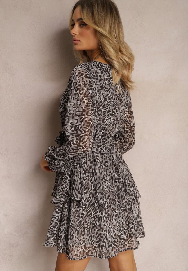 Renee - Szara Sukienka Oreithinca. Typ kołnierza: typu klepsydra, dekolt kopertowy. Kolor: szary. Materiał: tkanina, materiał. Długość rękawa: długi rękaw. Wzór: nadruk. Typ sukienki: kopertowe