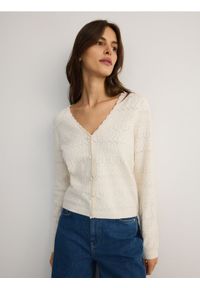 Reserved - Ażurowy kardigan z wiskozą - kremowy. Kolor: kremowy. Materiał: wiskoza. Wzór: ażurowy