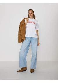Reserved - T-shirt z nadrukiem - biały. Kolor: biały. Materiał: dzianina, bawełna. Wzór: nadruk