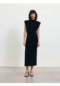 Reserved - Sukienka midi - czarny. Kolor: czarny. Materiał: dzianina. Wzór: gładki. Typ sukienki: proste. Długość: midi