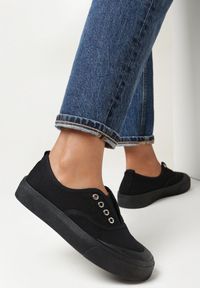 Born2be - Czarne Trampki przed Kostkę Wsuwane Yeleen. Okazja: na co dzień. Wysokość cholewki: przed kostkę. Zapięcie: bez zapięcia. Kolor: czarny. Materiał: materiał, jeans. Szerokość cholewki: normalna. Wzór: aplikacja. Obcas: na płaskiej podeszwie. Styl: casual #1