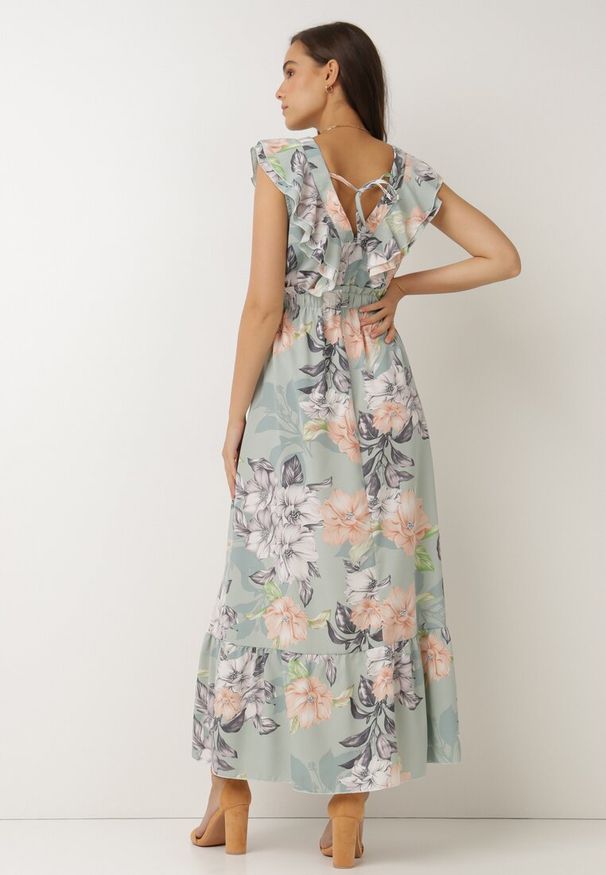 Born2be - Zielona Sukienka w Kwiaty o Rozkloszowanym Kroju z Falbanami i Wiązaniem Trelanie. Typ kołnierza: kołnierz z falbankami, dekolt w serek. Kolor: zielony. Materiał: materiał. Wzór: kwiaty. Długość: maxi