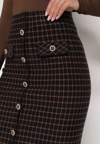 Born2be - Czarna Ołówkowa Tweedowa Spódnica w Kraciasty Wzór z Guzikami Anitusa. Okazja: na co dzień. Kolor: czarny. Materiał: jeans. Styl: klasyczny, casual, elegancki #7