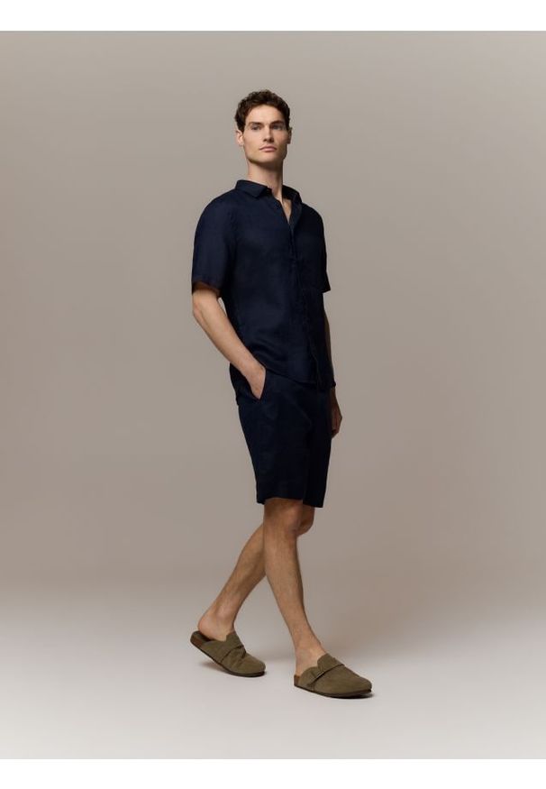 Reserved - Lniane szorty regular fit - granatowy. Kolor: niebieski. Materiał: len