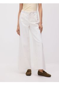 Reserved - Jeansy wide leg z haftem - biały. Kolor: biały. Wzór: haft #1