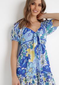 Born2be - Biało-Niebieska Sukienka Ampea. Typ kołnierza: kokarda. Kolor: niebieski. Długość rękawa: krótki rękaw. Wzór: kwiaty, nadruk. Styl: klasyczny. Długość: mini #5