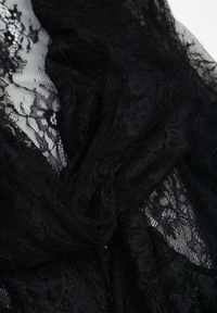 Born2be - Czarna Bawełniana Bluzka z Transparentnej Koronki z Falbankami w Stylu Boho Palamna. Okazja: na co dzień. Typ kołnierza: kołnierz z falbankami. Kolor: czarny. Materiał: bawełna, koronka. Długość: długie. Wzór: koronka. Styl: boho #5