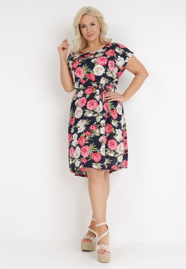 Born2be - Granatowa Sukienka Endiore. Okazja: na wesele, na randkę, na ślub cywilny. Kolekcja: plus size. Kolor: różowy. Wzór: kwiaty, nadruk, aplikacja. Typ sukienki: dla puszystych. Materiał: tkanina. Długość rękawa: krótki rękaw. Sezon: lato. Długość: midi