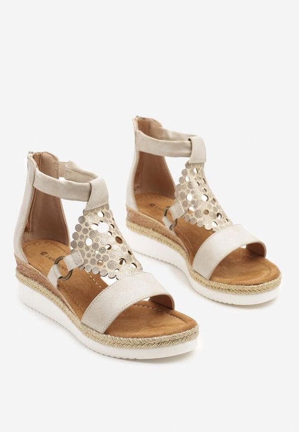 Born2be - Beżowe Sandały na Niskim Koturnie z Ozdobną Cholewką Viessen. Okazja: na co dzień. Kolor: beżowy. Wzór: aplikacja. Obcas: na koturnie. Styl: casual, elegancki