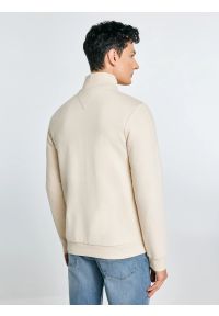 Big-Star - Bluza męska ze stójką kremowa Salih 103. Okazja: na co dzień. Typ kołnierza: kołnierzyk stójkowy. Kolor: kremowy. Materiał: skóra, wiskoza, dzianina, bawełna. Wzór: aplikacja. Styl: wizytowy, casual, elegancki #5