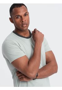 Ombre Clothing - T-shirt męski z surowym wykończeniem – szarozielony V2 - Rozmiar: S. Okazja: na co dzień. Kolor: szary. Materiał: skóra, bawełna, materiał. Wzór: aplikacja. Styl: casual