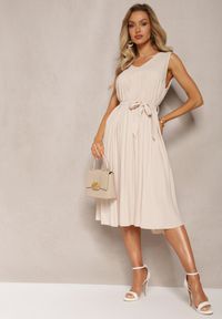 Renee - Beżowa Plisowana Sukienka Midi z Plisami na Dole i Paskiem w Talii Wrensilva. Kolor: beżowy. Materiał: materiał. Styl: elegancki. Długość: midi #3