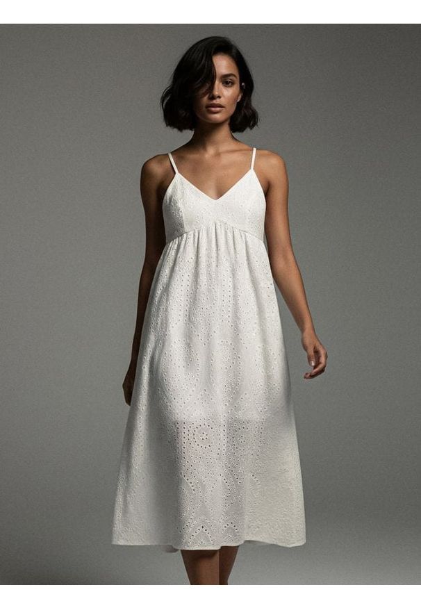Sinsay - Ażurowa sukienka maxi na ramiączkach z bawełny - biały. Kolor: biały. Materiał: bawełna. Długość rękawa: na ramiączkach. Wzór: ażurowy. Długość: maxi