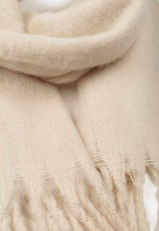 Born2be - Jasnobeżowy Szalik z Frędzlami Owedarria. Okazja: na co dzień. Kolor: beżowy. Materiał: dresówka, jeans. Styl: casual, elegancki