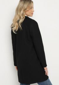 Born2be - Czarny Płaszcz Jednorzędowy Sono. Okazja: na co dzień. Typ kołnierza: golf. Kolor: czarny. Materiał: dzianina, jeans. Długość: do kolan. Styl: casual #2