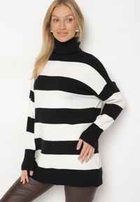 Born2be - Czarno-Biały Golf w Paski o Dłuższym Kroju Ralinia. Okazja: na co dzień. Typ kołnierza: golf. Kolor: czarny. Materiał: jeans. Długość: długie. Wzór: paski. Styl: casual, elegancki, sportowy #3