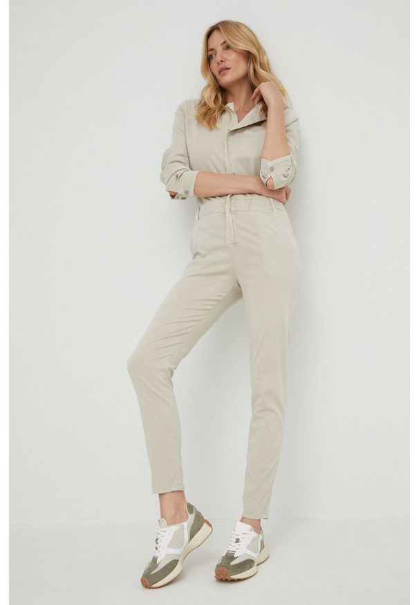 Answear Lab kombinezon kolor beżowy z kołnierzykiemm. Okazja: na co dzień. Kolor: beżowy. Długość rękawa: długi rękaw. Długość: długie. Styl: wakacyjny