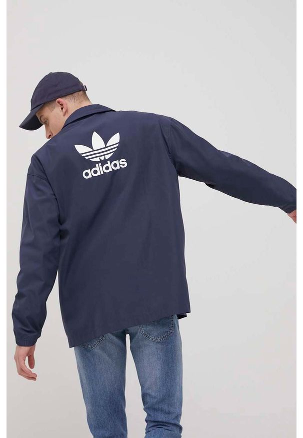 adidas Originals kurtka HD9770 męska kolor granatowy przejściowa oversize. Kolor: niebieski. Materiał: materiał