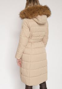 Born2be - Beżowa Długa Kurtka Pikowana z Kapturem z Futerkiem i Paskiem w Talii Avesiia. Okazja: do pracy, na spotkanie biznesowe. Typ kołnierza: kaptur. Kolor: beżowy. Materiał: futro. Długość: długie. Styl: biznesowy #6