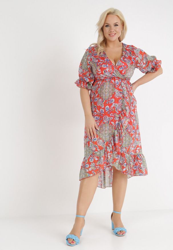 Born2be - Czerwona Sukienka Darorgon. Kolor: czerwony. Wzór: aplikacja. Sezon: lato. Typ sukienki: kopertowe. Styl: boho, wakacyjny