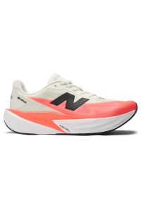 Buty męskie New Balance FuelCell Rebel v5 MFCXLV5 – pomarańczowe. Kolor: pomarańczowy. Materiał: materiał, syntetyk, guma. Szerokość cholewki: normalna. Wzór: geometria. Sport: fitness, bieganie