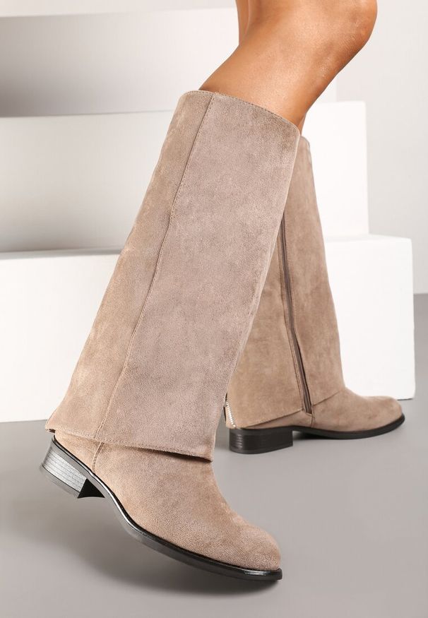 Renee - Ciemnobeżowe Ekozamszowe Kozaki na Płaskiej Podeszwie z Cholewką Imitującą Nogawkę Realeira. Okazja: na co dzień. Kolor: beżowy. Materiał: jeans. Szerokość cholewki: normalna. Obcas: na płaskiej podeszwie. Styl: wizytowy, casual, elegancki