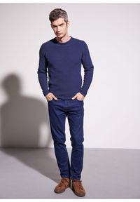 Ochnik - Granatowy sweter męski basic. Okazja: na co dzień. Kolor: niebieski. Materiał: bawełna. Długość: długie. Wzór: ze splotem. Styl: casual #3