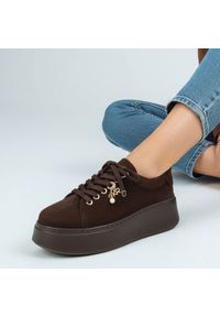 Sneakersy damskie Karino, na wysokiej platformie i skóra welurowa, czekoladowe, 5815-015-P. Okazja: na co dzień. Zapięcie: sznurówki. Kolor: brązowy. Materiał: skóra, welur. Obcas: na platformie. Styl: casual, elegancki, klasyczny #2