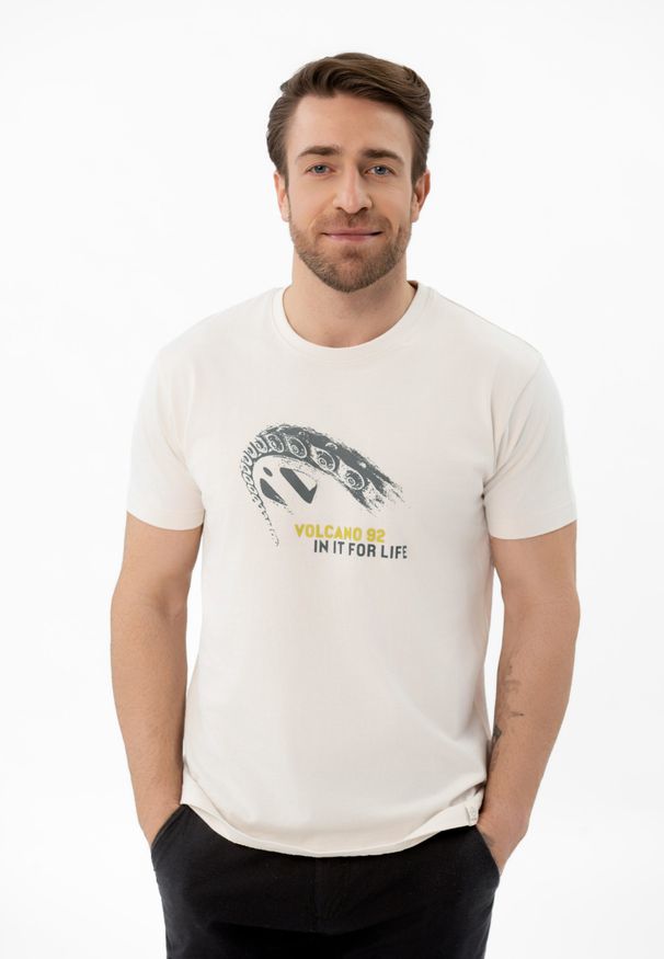 Volcano - T-shirt z printem T-INIT. Okazja: na co dzień. Materiał: dzianina, bawełna, materiał. Długość rękawa: krótki rękaw. Długość: krótkie. Wzór: nadruk. Styl: casual, klasyczny