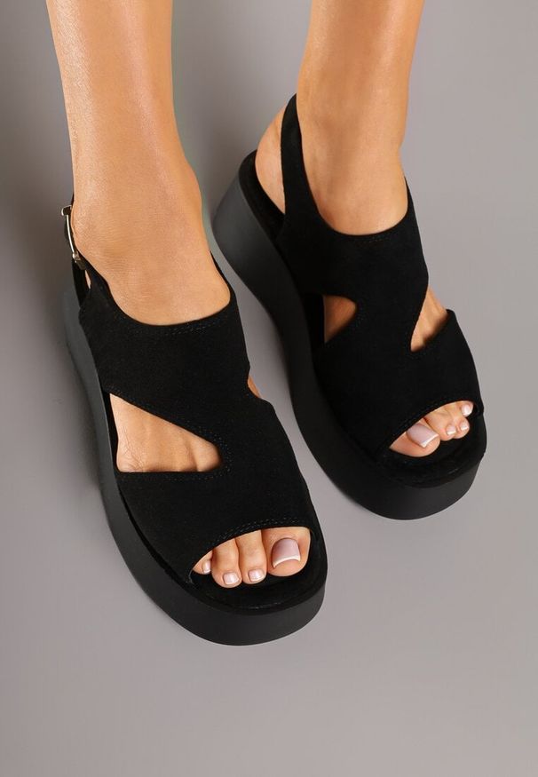 Born2be - Czarne Sandały na Grubej Podeszwie z Asymetrycznymi Wycięciami Kamilra. Okazja: na co dzień. Zapięcie: sprzączka. Kolor: czarny. Sezon: lato. Styl: casual, elegancki