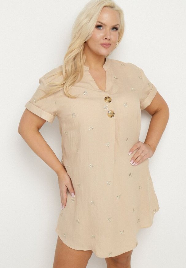 Born2be - Beżowa Bawełniana Tunika z Ozdobnymi Guzikami i Naszywkami Sovozi. Okazja: do pracy. Typ kołnierza: dekolt w kształcie V. Kolor: beżowy. Materiał: bawełna. Wzór: aplikacja. Styl: klasyczny
