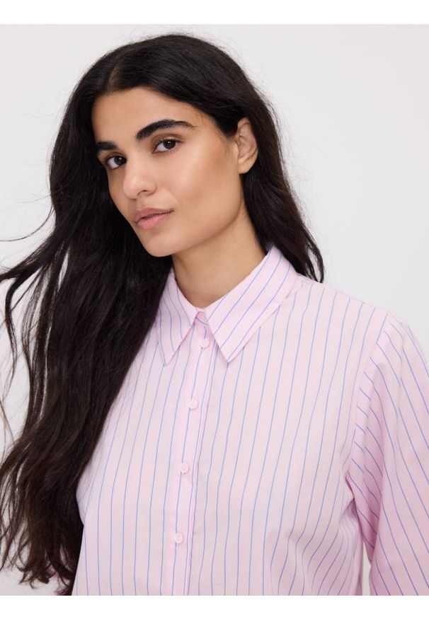 Reserved - Krótka koszula w paski - pastelowy róż. Kolor: różowy. Materiał: tkanina, bawełna. Długość: krótkie. Wzór: paski