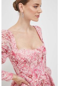 BARDOT - Bardot sukienka kolor różowy mini rozkloszowana. Kolor: różowy. Wzór: haft. Typ sukienki: rozkloszowane. Styl: klasyczny. Długość: mini #4