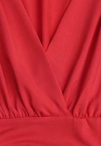 Born2be - Czerwona Sukienka Kopertowa Taliowana Maecenus. Okazja: na co dzień. Typ kołnierza: dekolt w serek. Kolor: czerwony. Materiał: wiskoza. Typ sukienki: kopertowe. Styl: casual, elegancki #4