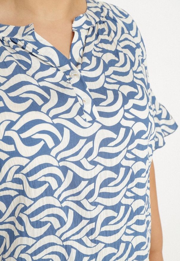 Born2be - Niebieska Sukienka z Wiskozy o Pudełkowym Kroju z Abstrakcyjnym Wzorem Koririanne. Okazja: na co dzień, do pracy. Kolor: niebieski. Materiał: wiskoza. Typ sukienki: proste. Styl: casual, klasyczny, elegancki