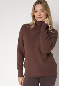 Born2be - Brązowy Golf o Klasycznym Kroju z Kaszmirem Azifra. Okazja: na spotkanie biznesowe. Typ kołnierza: golf. Kolor: brązowy. Materiał: kaszmir. Wzór: aplikacja. Styl: klasyczny #5